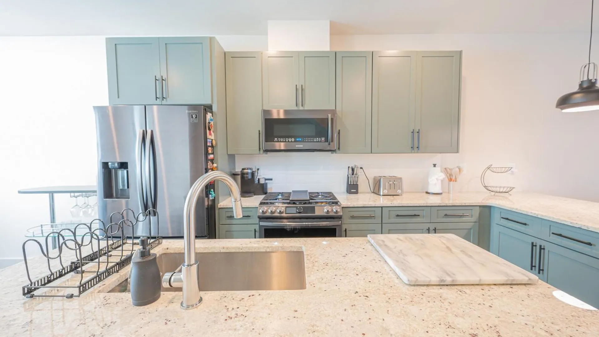 Townhouse . Rooftop . Cloud Couch . 85 Inch Tv . 2 Miles From Uptown Charlotte Apartment