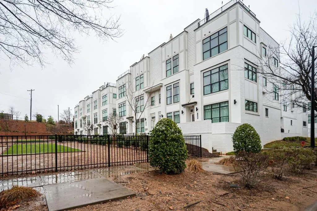 Townhouse . Rooftop . Cloud Couch . 85 Inch Tv . 2 Miles From Uptown Charlotte