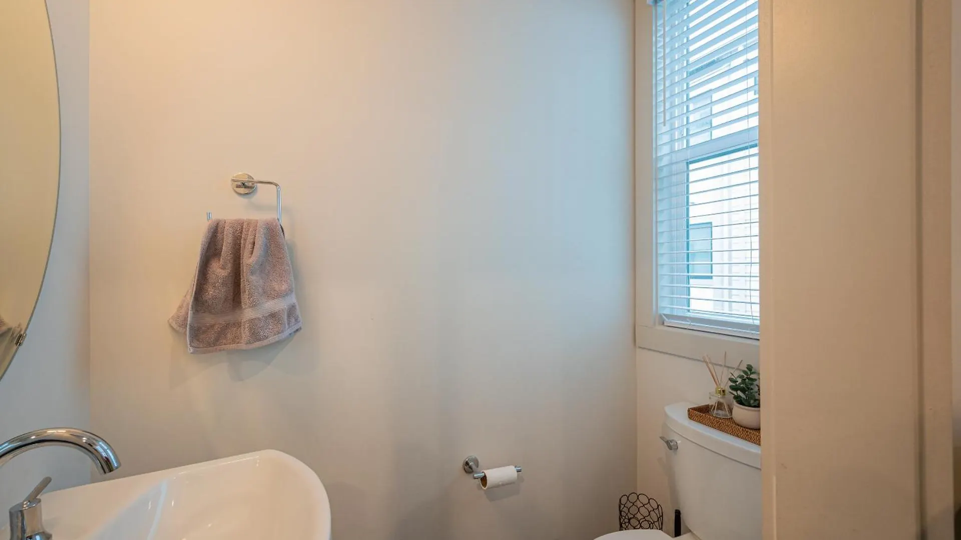 Townhouse . Rooftop . Cloud Couch . 85 Inch Tv . 2 Miles From Uptown Charlotte