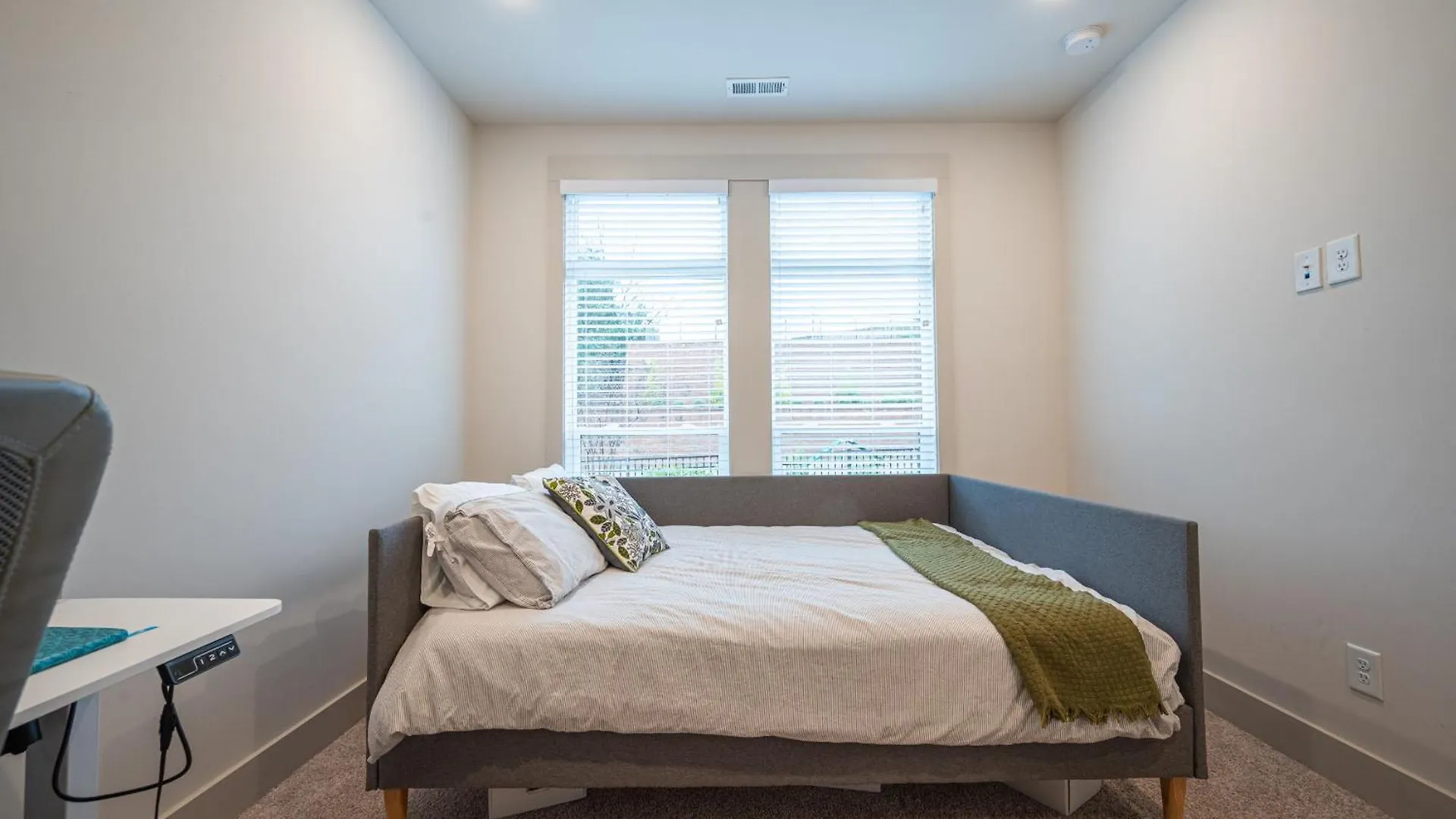 Townhouse . Rooftop . Cloud Couch . 85 Inch Tv . 2 Miles From Uptown Charlotte